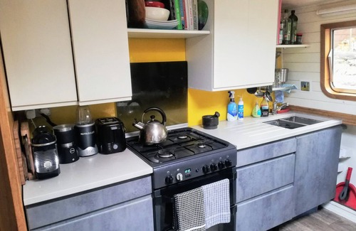 Angel Boat Rental | Stunning houseboat on private mooring in Central London