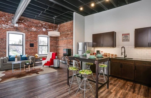 Detroit Apartment | Stunning Huge Vintage Loft Minutes From Downtown