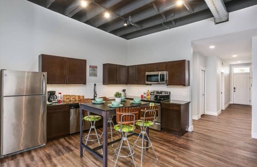 Detroit Apartment | Stunning Huge Vintage Loft Minutes From Downtown