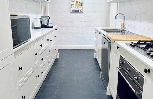 Bathurst House | Stunning Keppel St. Federation Cottage