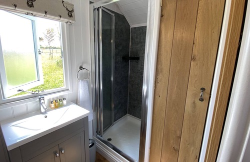 Haverhill House | Stunning Lakeside Shepherd's Hut - Hot Tub & Sauna