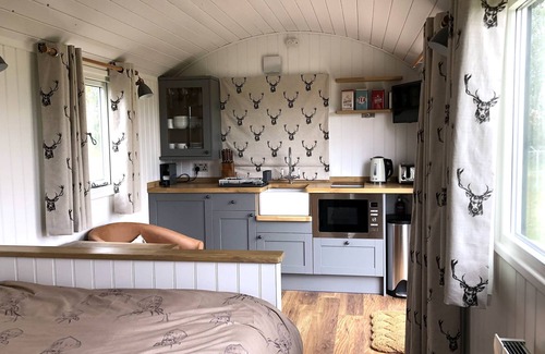 Haverhill House | Stunning Lakeside Shepherd's Hut - Hot Tub & Sauna