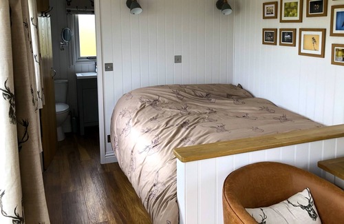 Haverhill House | Stunning Lakeside Shepherd's Hut - Hot Tub & Sauna