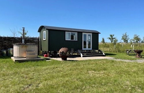 Haverhill House | Stunning Lakeside Shepherd's Hut - Hot Tub & Sauna