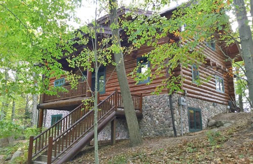 New Era Cabin | Stunning Lake Michigan Log and Stone Cabin - 10% off July 2025!