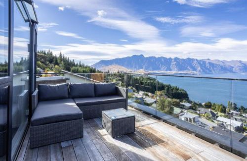 Fernhill House | Stunning Lake Veiw Property