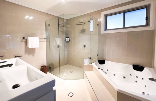 Bolton Point House | Stunning lake view luxury holiday home