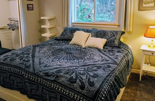 Youbou House | Stunning Lake View from 3 bedroom 3 bathroom house with Hot Tub on custom patio