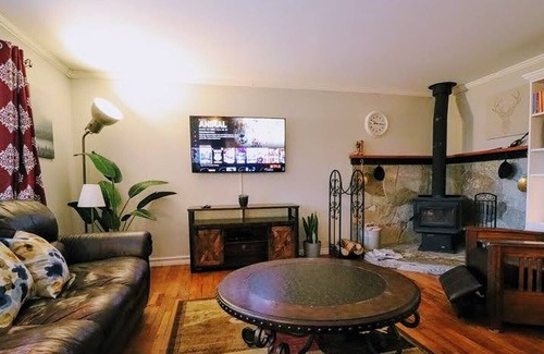 Youbou House | Stunning Lake View from 3 bedroom 3 bathroom house with Hot Tub on custom patio