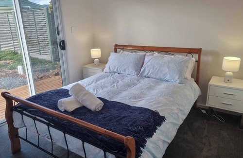Alexandrina House | Stunning lake views, entertainer’s deck, fire pit, kids toys & books