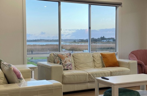 Alexandrina House | Stunning lake views, entertainer’s deck, fire pit, kids toys & books