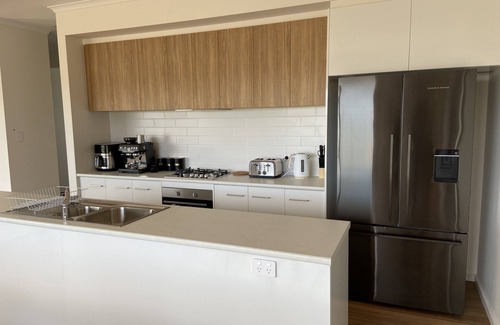Alexandrina House | Stunning lake views, entertainer’s deck, fire pit, kids toys & books