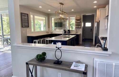 Hidden Springs House | Stunning Lake Views Luxury -Short walk to Covered Dock