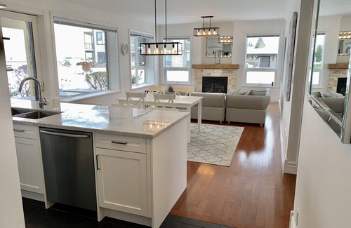 Collingwood Ski Chalet | STUNNING LAKEFRONT VIEWS. Beautiful, ground floor unit. Lighthouse Point.