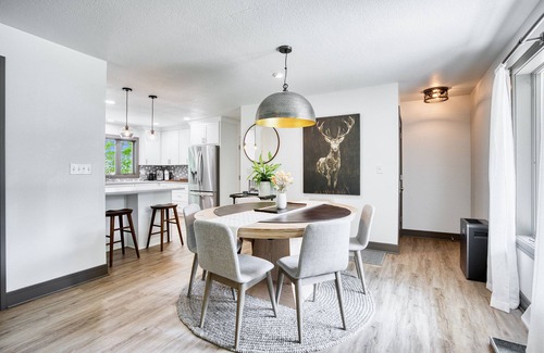 Cascade House | Stunning Lakefront Cottage