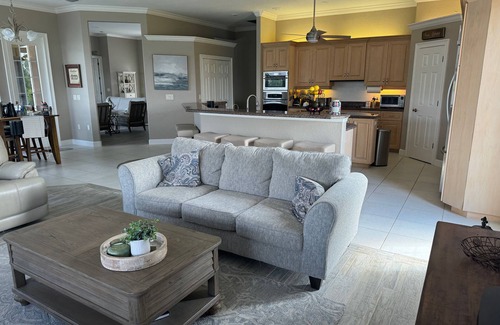 Lake Suzy Villa | Stunning Lakefront Villa - 4 bedrooms, huge screened lanai near Punta Gorda, FL