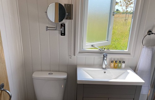 Haverhill House | Stunning Lakeside Shepherd's Hut - Hot Tub & Sauna