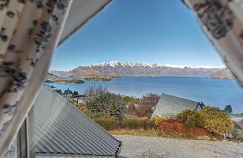 Fernhill House | Stunning lakeview and mountain family retreat