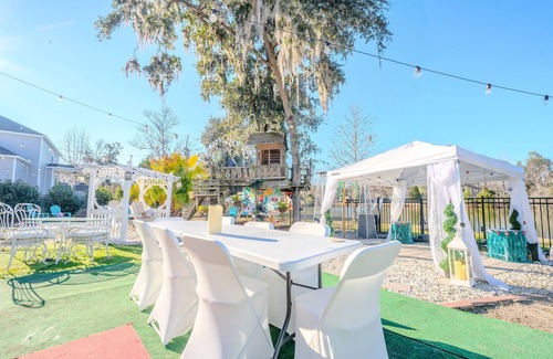 Savannah House | Stunning Lakeview, Sleeps 12, Family Home