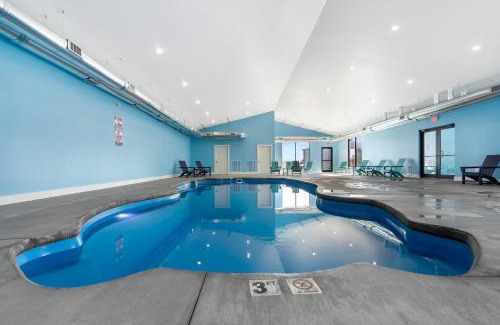 Hollister House | Stunning Lakeviews, Private Hot tub, Free SDC Tickets, Foosball, Arcade, Air Hockey!