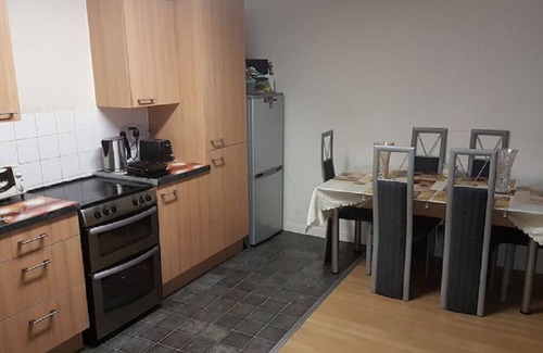 Canons Apartment | Stunning Large Room at Canons Park In a Clean Modern 2 Bedroom Flat.