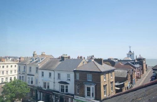 Deal House | Stunning large Victorian Maisonette with sea view