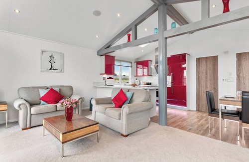 Wiseman's Bridge Ski Chalet | Stunning lodge with one double with en suite walk in shower and two twin.