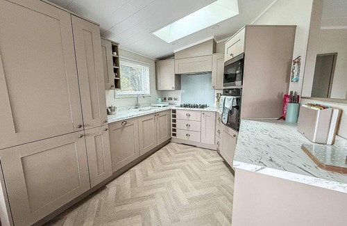 Corton Cabin | Stunning lodge with large decking at Azure Seas in Suffolk ref 32109OG