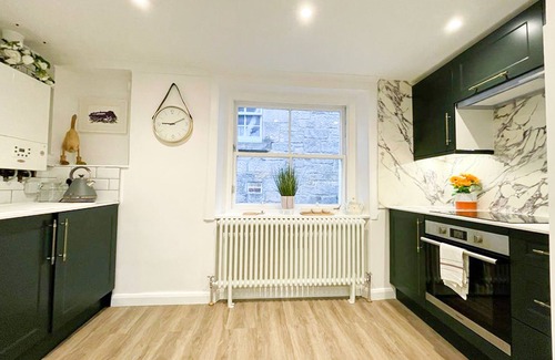 South Queensferry Apartment | Stunning Loft Apartment on High St - Bridge Views