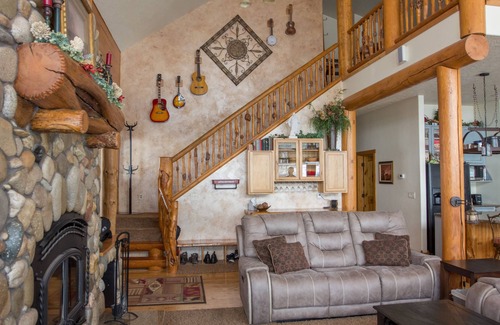 Garden Valley Cabin | Stunning Log Cabin w/Hot Tub, 3 Kings+ 4 BRms & loft - 2 flat screen TV's