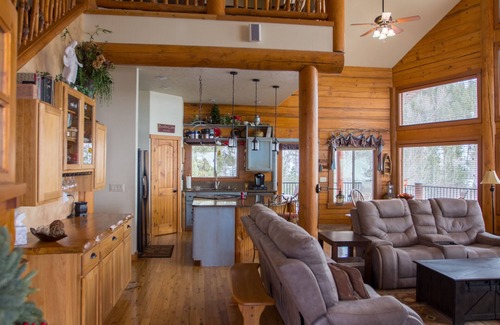 Garden Valley Cabin | Stunning Log Cabin w/Hot Tub, 3 Kings+ 4 BRms & loft - 2 flat screen TV's