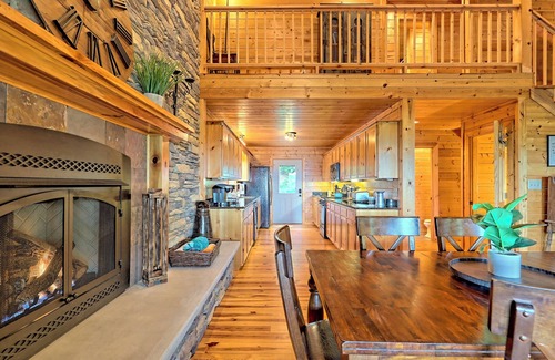 Screamer Mountain Cabin | Stunning Log Cabin w/Spectacular Mtn. Views min. from Downtown Clayton, GA!