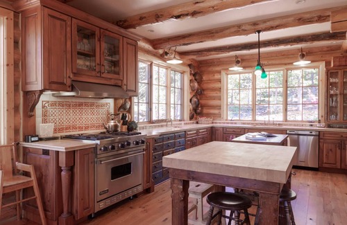 Truckee House | STUNNING LOG HOUSE & A COOK'S PARADISE!