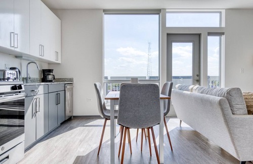 Logan Square Apartment | Stunning Logan Square 2BR w/Roof Deck & Gym, 1 block to L, by Blueground