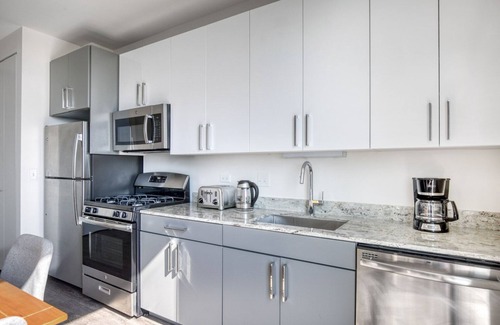 Logan Square Apartment | Stunning Logan Square 2BR w/Roof Deck & Gym, 1 block to L, by Blueground