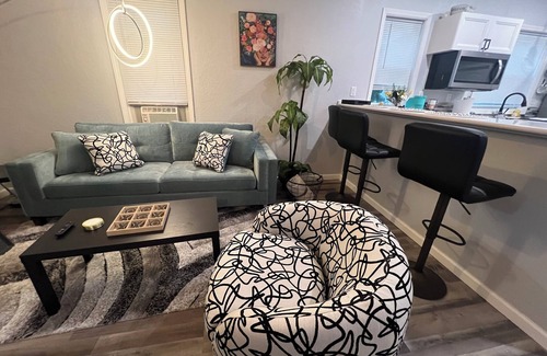 Milwaukee Apartment | Stunning Lower 2-bedroom unit is located in city of Milwaukee