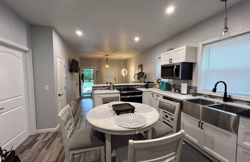 Milwaukee Apartment | Stunning Lower 2-bedroom unit is located in city of Milwaukee