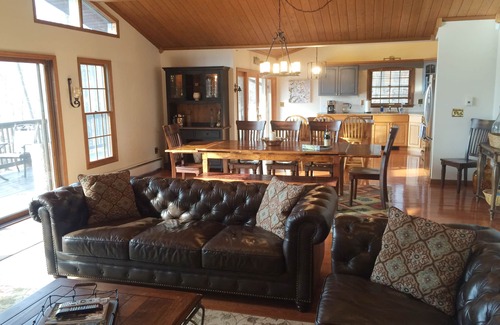 Locust Lake Village House | Stunning Luxury LAKEFRONT – Hot Tub, Dock, Sunsets, Sauna – Minutes to Skiing