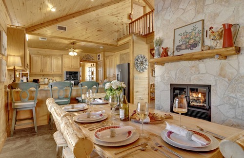 Fredericksburg House | Stunning Luxury Log Cabin Near Town - Wheelchair Accessible!