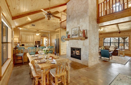 Fredericksburg House | Stunning Luxury Log Cabin Near Town - Wheelchair Accessible!