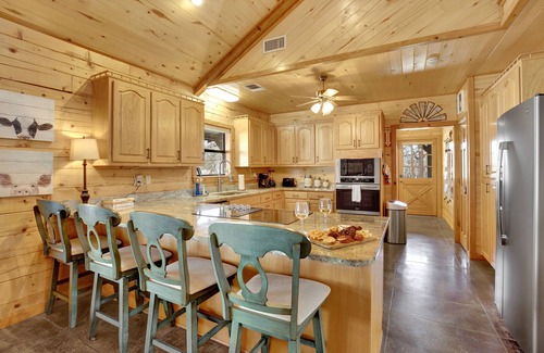 Fredericksburg House | Stunning Luxury Log Cabin Near Town - Wheelchair Accessible!
