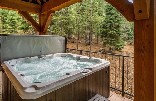 Bend Cabin | Stunning Luxury w/Hot tub & Amazing Views on Private Lake - Bend