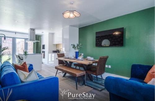 Failsworth House | Stunning Manchester House by PureStay - 8 beds with Free Parking
