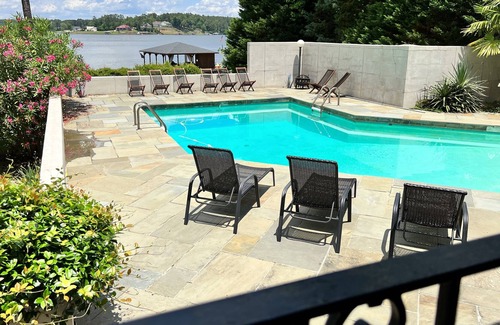Milledgeville House | Stunning Mediterranean Style Lakefront, Sleeps 8! Private Dock, Pool, + Kayaks!