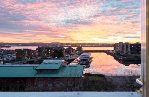 Liverpool Apartment | Stunning Mersey View Flat W Parking In Liverpool