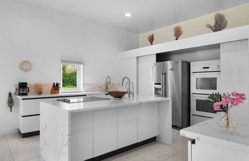 Nassau Villa | Stunning, Modern & Bright Beachfront Villa