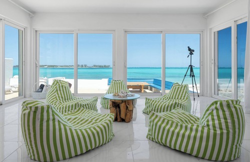 Nassau Villa | Stunning, Modern & Bright Beachfront Villa