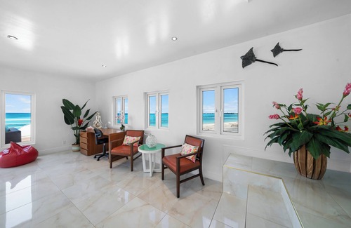 Nassau Villa | Stunning, Modern & Bright Beachfront Villa