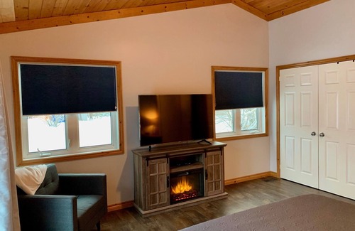 Highland Grove Cottage | Stunning, Modern Waterfront Cottage on Beautiful Baptiste Lake
