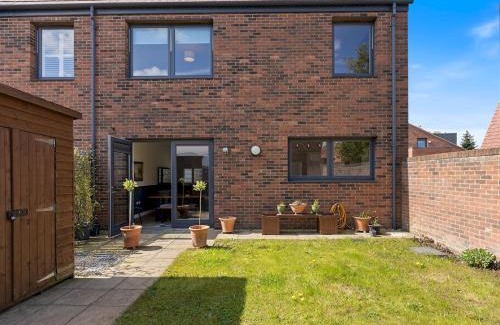 Heworth House | Stunning Modern Eco Property in York with Parking Pass the Keys